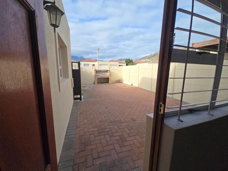 To Let 2 Bedroom Property for Rent in Admirals Park Western Cape